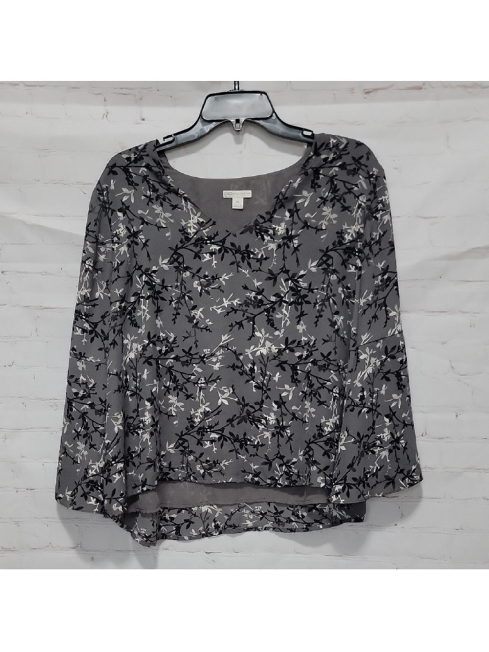 3/$10 Cato Gray Floral V-Neck Flowing Blouse Size XL